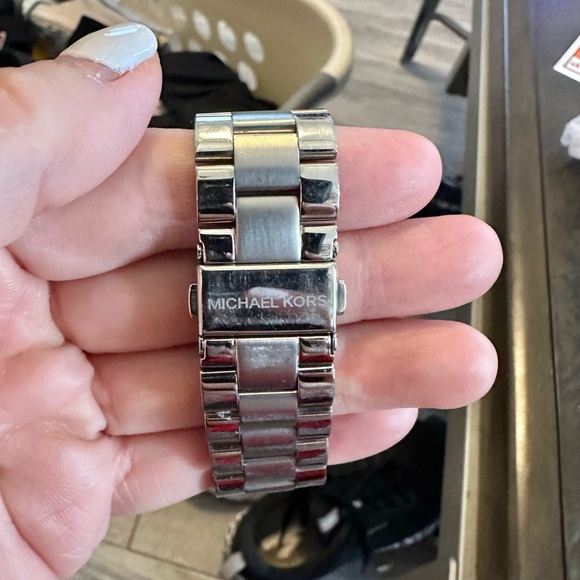 Michael Kors  watch used in runway showing less than 4 times. 9/10 rating firm! - Picture 8 of 11